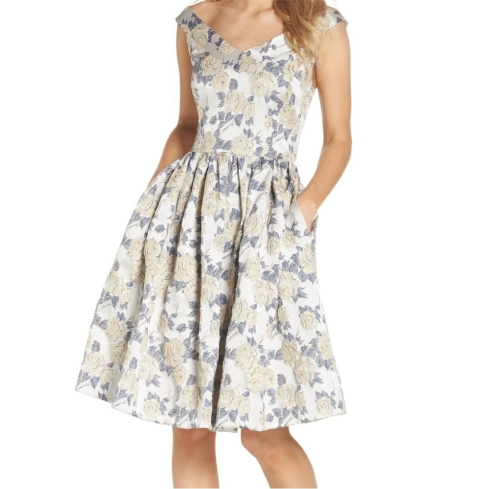 Gal Meets Glam Ava Dress Fit and Flare Silver & Blue Floral Size 8 with pockets